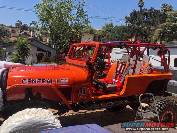 Orange Jeep with 'GENERAL LEE' and '01' decals, roll cage, racing seats