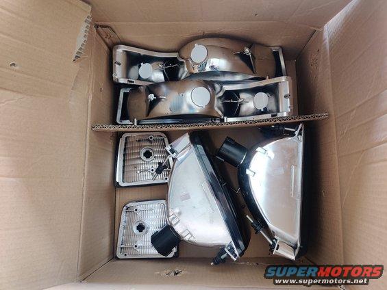 20200901 - New smoked headlight sets including headlight, corner light, and lower signal light.