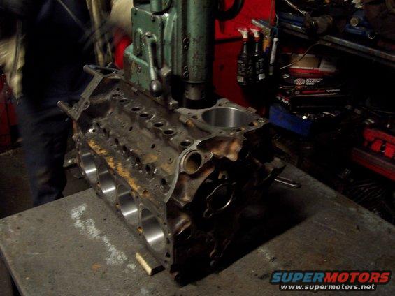 000_0041.jpg Cylinder wall machining going on!