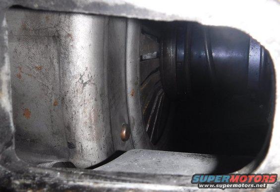 dscf2492--throwout-bearingpp-relaxed-state.jpg Similar view of the throwout bearing and pressure plate in their relaxed state.