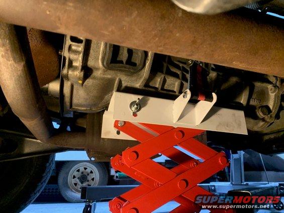 harbor-freight-tranny-jack.jpg 