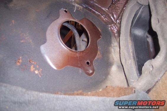 Heater duct opening with metal plate and wires
