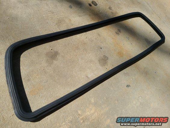 Rubber window seal for a split rear window