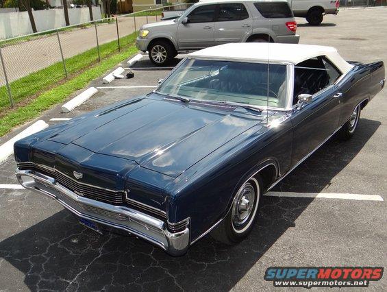 dsc06794.jpg Front of car showing windshield and wipers