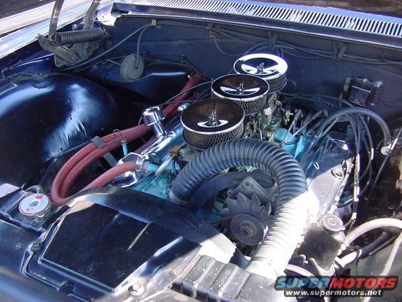 eastlake-010.jpg The '64 Pontiac's tri-power setup.