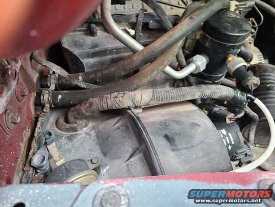 2hvacseam.jpg The outside HVAC box exhibits the typical sagging, but doesn't appear to be leaking. The recirculate vacuum line has been replaced with white silicone tubing. The original heater hoses appear to be in good condition.