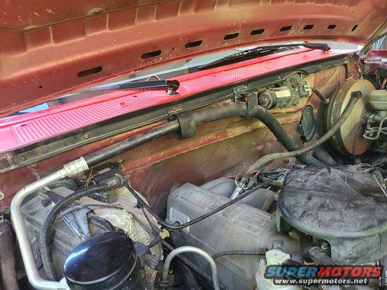 6cowlsealed.jpg The cowl-to-hood seal was replaced with a good used one. And the liquid line hangers were re-attached.
IF THE IMAGE IS TOO SMALL, click it.

[url=https://www.supermotors.net/registry/media/1166602][img]https://www.supermotors.net/getfile/1166602/thumbnail/3engabove.jpg[/img][/url]