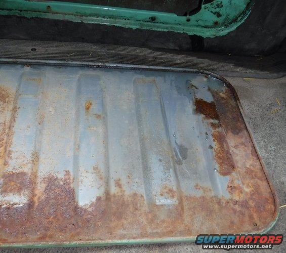 dscf3582--tailgate-access-panel-water-drip-point-backside.jpg Tailgate access panel close-up, showing where water hits it on the backside.  (I had previously reinstalled it upside down, so the rusty top as-lowered was originally the bottom.)  There's no way for water to come in at the top of the panel unless something's seriously buggered on the backside, so only the bottom needs attention, IMO.