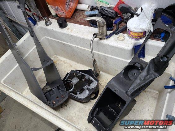 20211129_165205.jpg The console had to come out to install the rear USB adapter, so it was washed. So were the shifter lens & boot, and the shifter light was changed to LED.
IF THE IMAGE IS TOO SMALL, click it.