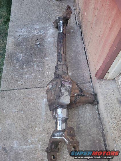 Front axle assembly with differential housing and suspension mounting points