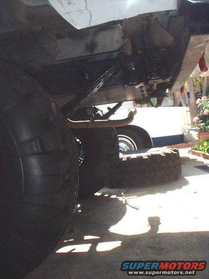 tank6.jpg So much clearance now.. (I redid the exhaust later)