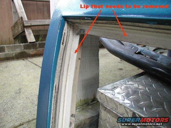The lip goes all the way around the window.