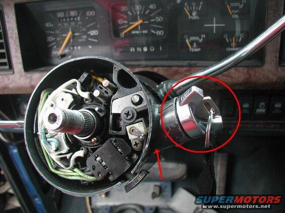 Turn the ignition cylinder to "on", press in the retaining pin and pull out the cylinder.