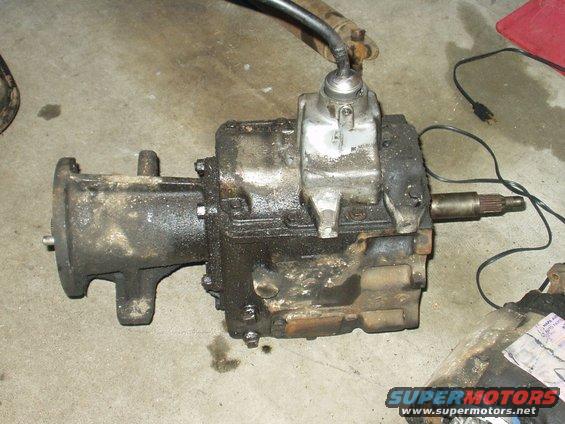 f250-12.jpg Np 435 tranny, input bearing going out, shifts good. shifter incl.