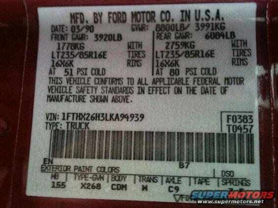 Vehicle identification label with VIN and tire information.