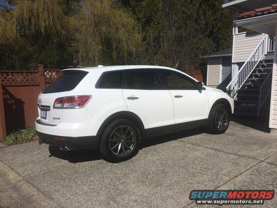 White 2009 Mazda CX-9 SUV parked on a driveway.