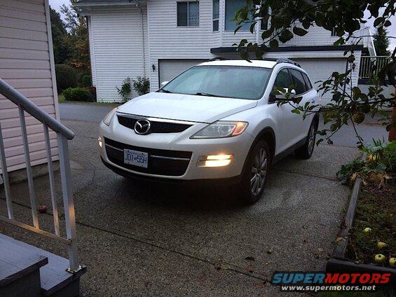 White 2009 Mazda CX-9 SUV parked in a driveway.