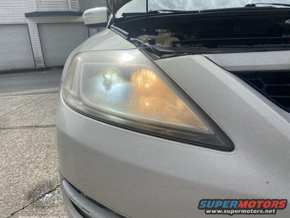 The dirty yellow high beams (Piaa Xtreme White, 4000K) vs the HID low beams (Morimoto XB D Series, 5500K).
