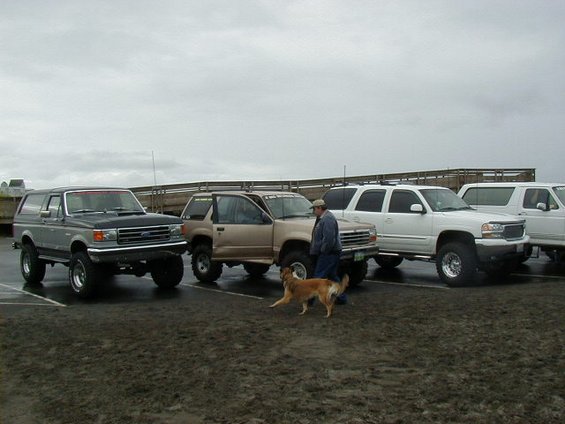 p5220078.jpg Partial group picture at the arch of Long Beach. Sat 22, 2004
