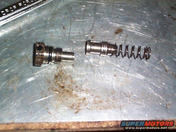 dcp01234.jpg High pressure fitting removed this is the flow valve behind it, flow valve should always be replaced. There is a seal on the high pressure fitting that will be replaced.