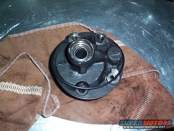 dcp01257.jpg Jumping ahead, b/c the shaft seal was not wanting to come out I put the large o-ring on the case, this is the one that seals the resevoir to the housing.