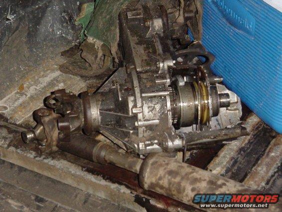 dsc00816.jpg it used to be a np108!!!!!  when they pulled me outta the hole the only thing holdin the t-case ont the truck was the drive shafts dragging it through the mud