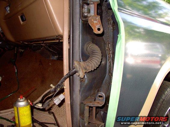 img_0209.jpg Upper and lower hinges ready to be rebushed and pinned. Took the opportunity while I was putting new door shells on. I had expected a lot more rust around the hinge areas on this 19 year old Canadian Bronco, guess spraying for rust saved me.