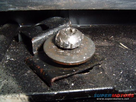 dscf0014.jpg bolts holding cap that dont come off