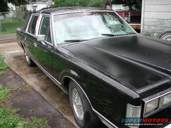 Black 1987 Lincoln Town Car, 3q-front view