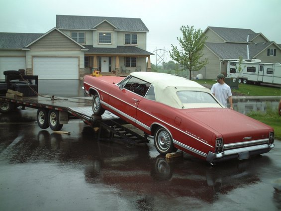 dscf0001.jpg Loading the Galaxie (w/o engine) onto the trailer for transport so the 390 can go into it when the 390's complete.  And the tailpipes go SCRRRRRRRRAAAPE!!