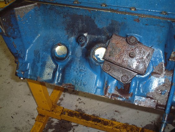 dscf0010.jpg Close-up of engine mount and casting.