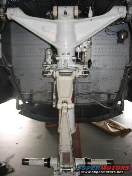 White aircraft landing gear assembly with visible "MOOR" text and "supermotors.net" watermark