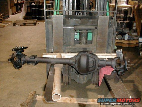 Rear axle assembly on a forklift