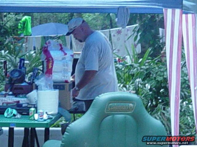 dsc01228.jpg HOSS FIXIN SOME GRUB!
