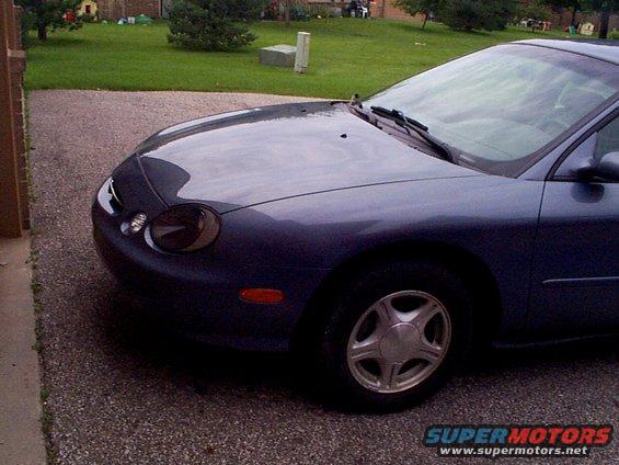 Dark blue 1999 Ford Taurus sedan, front quarter view