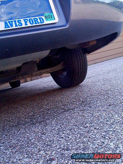 1999 Ford Taurus rear wheel and undercarriage. License plate reads AVIS FORD NOV