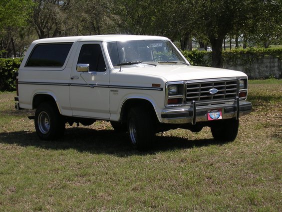 White 1985 Ford Bronco 3/4 front view