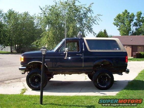 Here's a driver-side view of the Bronco with 3" body and 6" suspension lifts.  And the CARR light bar with 4 KC Hi-Lites on it.