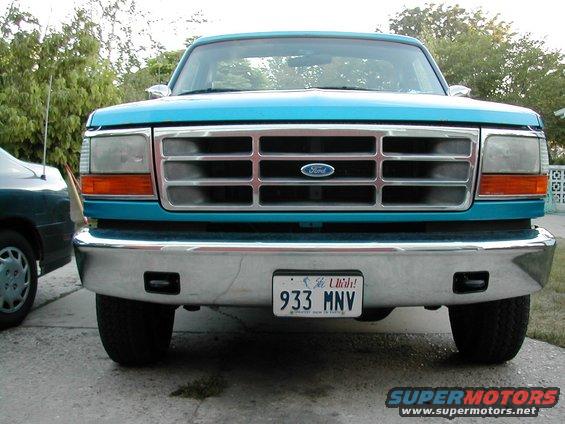 Turquoise Ford Bronco front view, chrome bumper, license plate 933 MNV