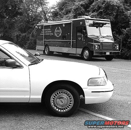 bwcopysmall.jpg NIPAS command vehicle and The Squad.