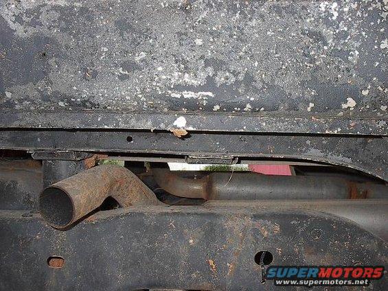 karate-and-bronco-015.jpg I have a 3" body lift and routed the pipes and mufflers in the space created by the body lift.  Here is the exhaust exiting in the rear fender well.