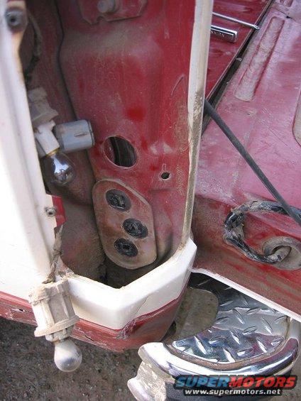 img_2028.jpg DO NOT REMOVE!!! These 3 bolts. You can not get the tail gate out with the this bracket on. REmove the 3 bolts that are on the bottom of the tail gate.