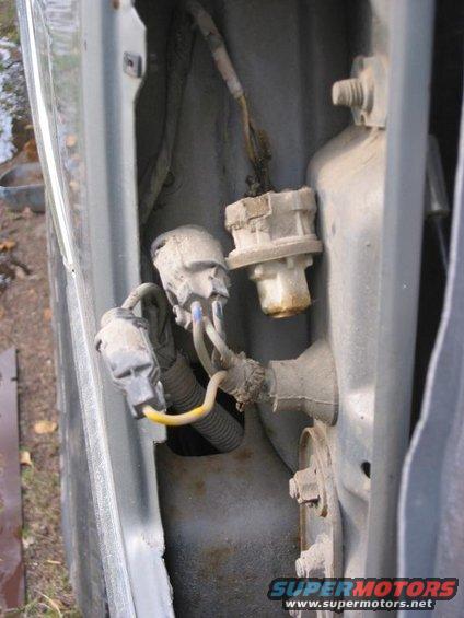 img_2030.jpg Here is what it will look like if you have rear defrost. It will have 2 lights, 1-3 plug, 1-1 plug connector & 1 ground wire that will screw into the panel under the lights.