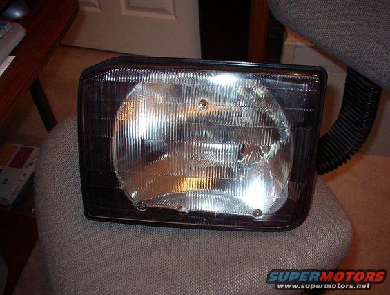 d2-lh-hl.jpg SOLD Disco2 Left headlamp with both bulbs.  The big chip at the bottom is on the inside - it's just a pinhole on the outside.  Other than the black surround, it's identical to a Disco1 headlamp.