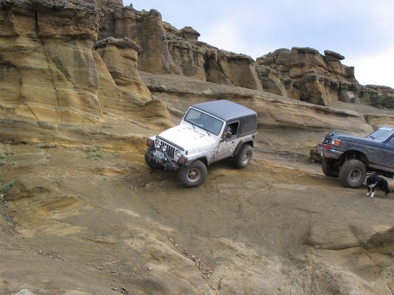 104_0495.jpg Jeff's Jeep, complete with HP Ford 9" rear