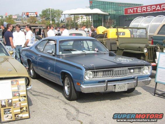 Blue coupe with black hood and racing stripes, 1971 license plate