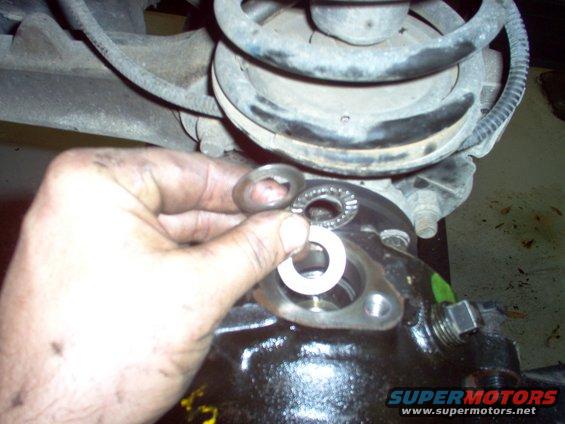 31-top-bearing.jpg Drop in the lower thrust washer & the thrust bearing, making sure they rest properly.