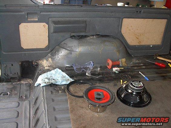 Trial fitted the extra grey vinyl side cover after cutting out for the 8" round speaker that will be taking up residence where the 6X8s once lived. Not sure about the cut out pattern on the 8" yet. BTW that's just a mock up spkr in red, I'll be using 8" component mid ranges.