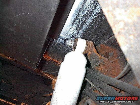 im002105.jpg There's plenty of room to get the air shock off next time. Note the stud and nut are still lathered in anti-seize compound.