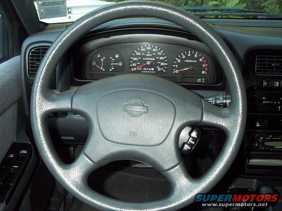 1995 Nissan Pathfinder photo